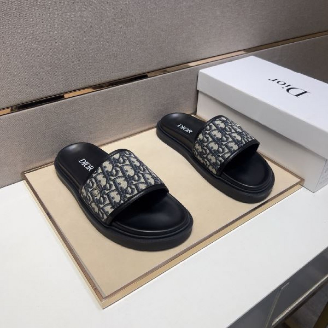 旬コーデに最適 DIOR ディオール コピー サンダル オールシーズン活躍