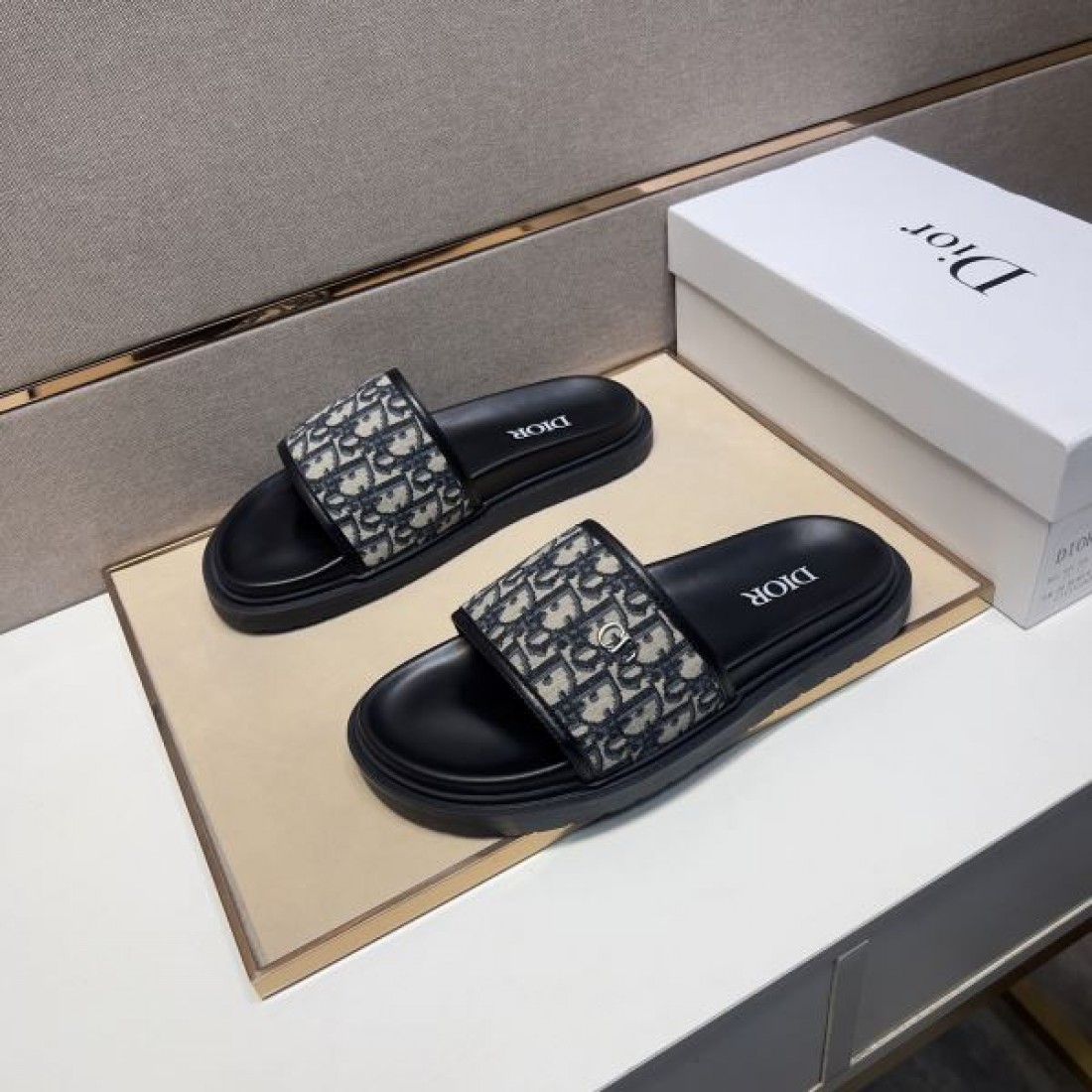 旬コーデに最適 DIOR ディオール コピー サンダル オールシーズン活躍