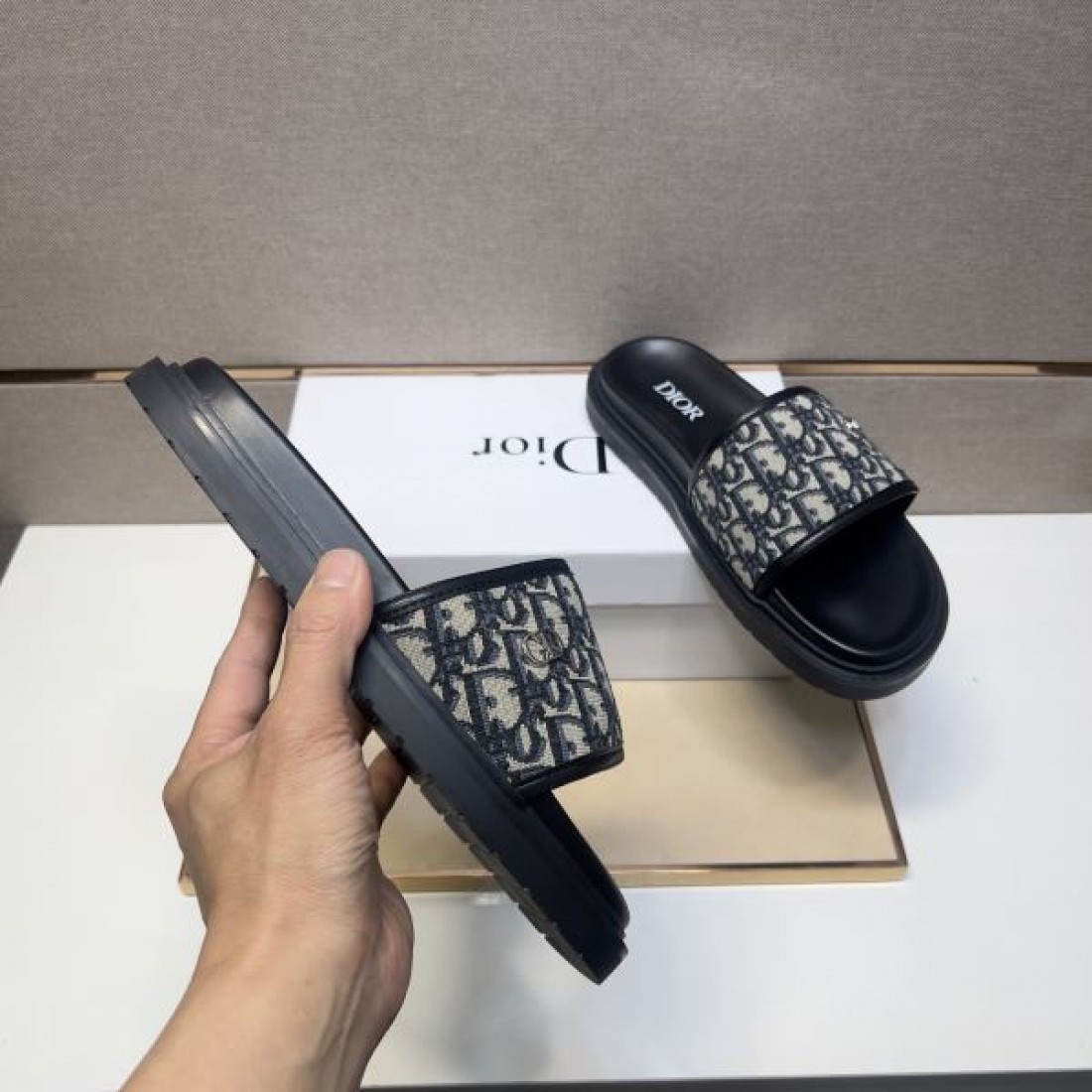 旬コーデに最適 DIOR ディオール コピー サンダル オールシーズン活躍
