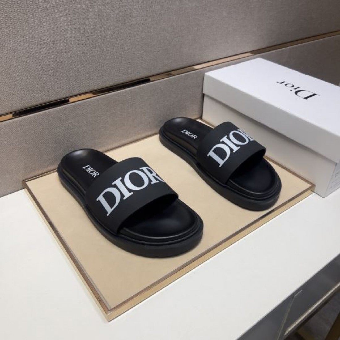 上質でリゾート感漂う DIOR ディオール コピー サンダル が注目の的