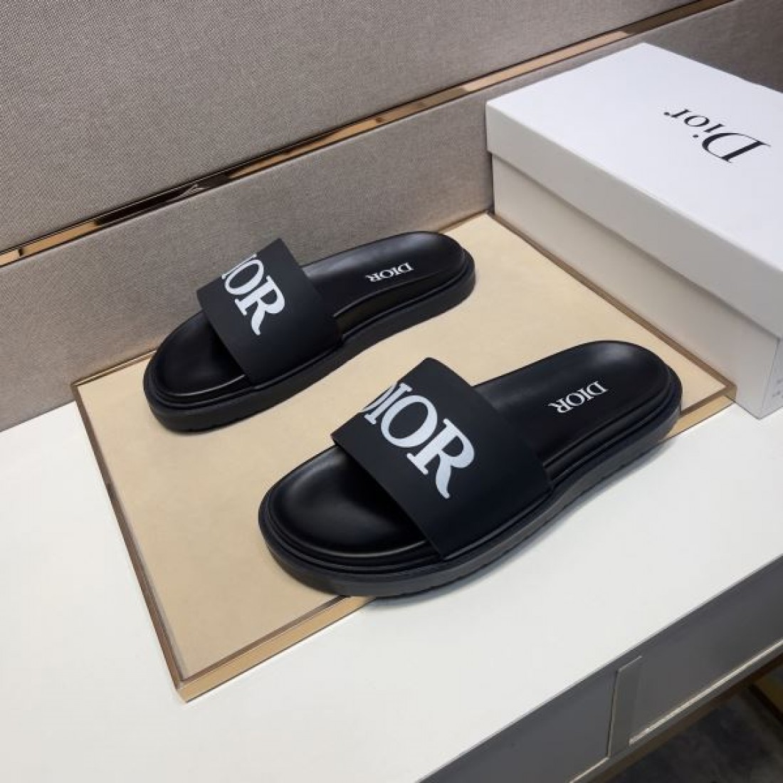 上質でリゾート感漂う DIOR ディオール コピー サンダル が注目の的