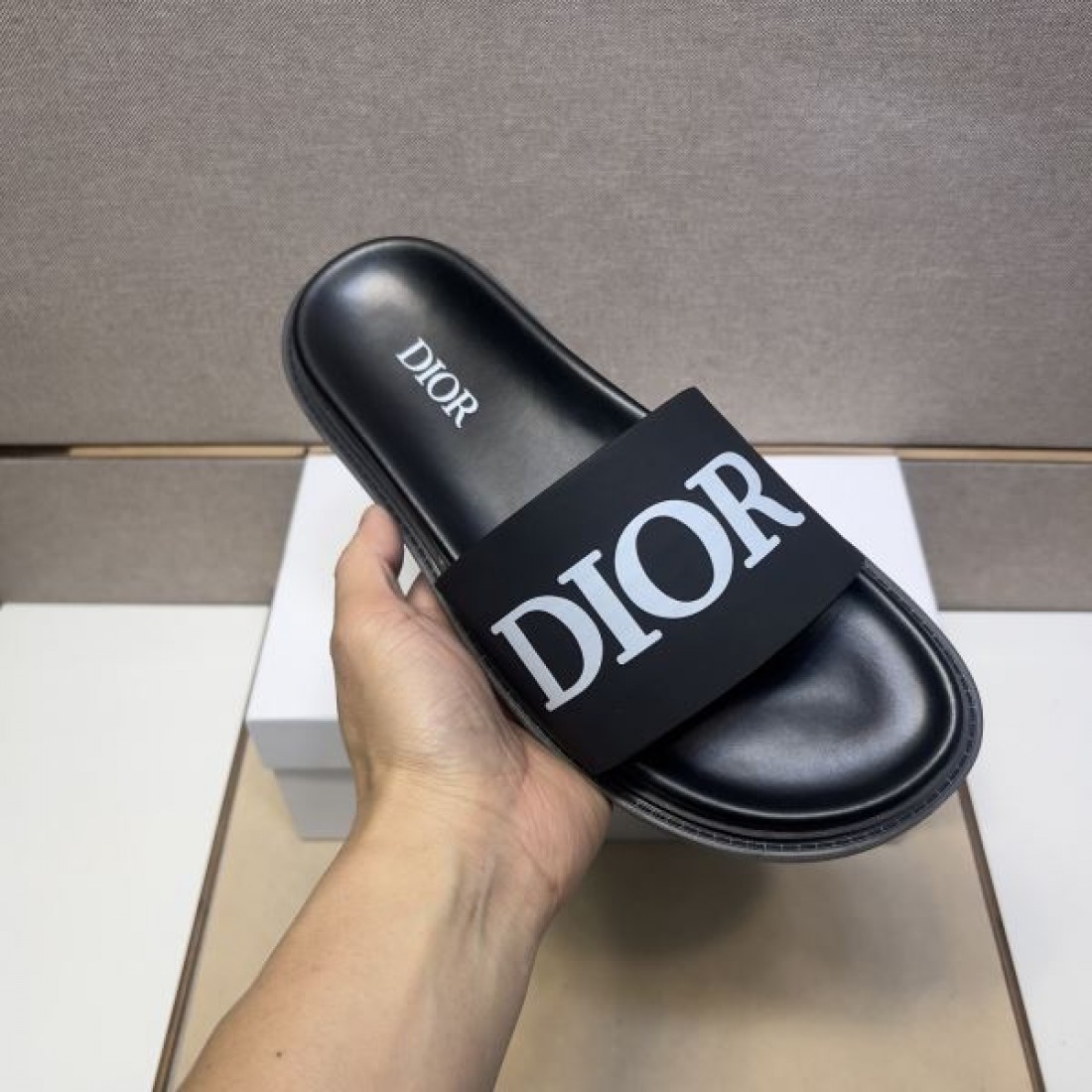 上質でリゾート感漂う DIOR ディオール コピー サンダル が注目の的