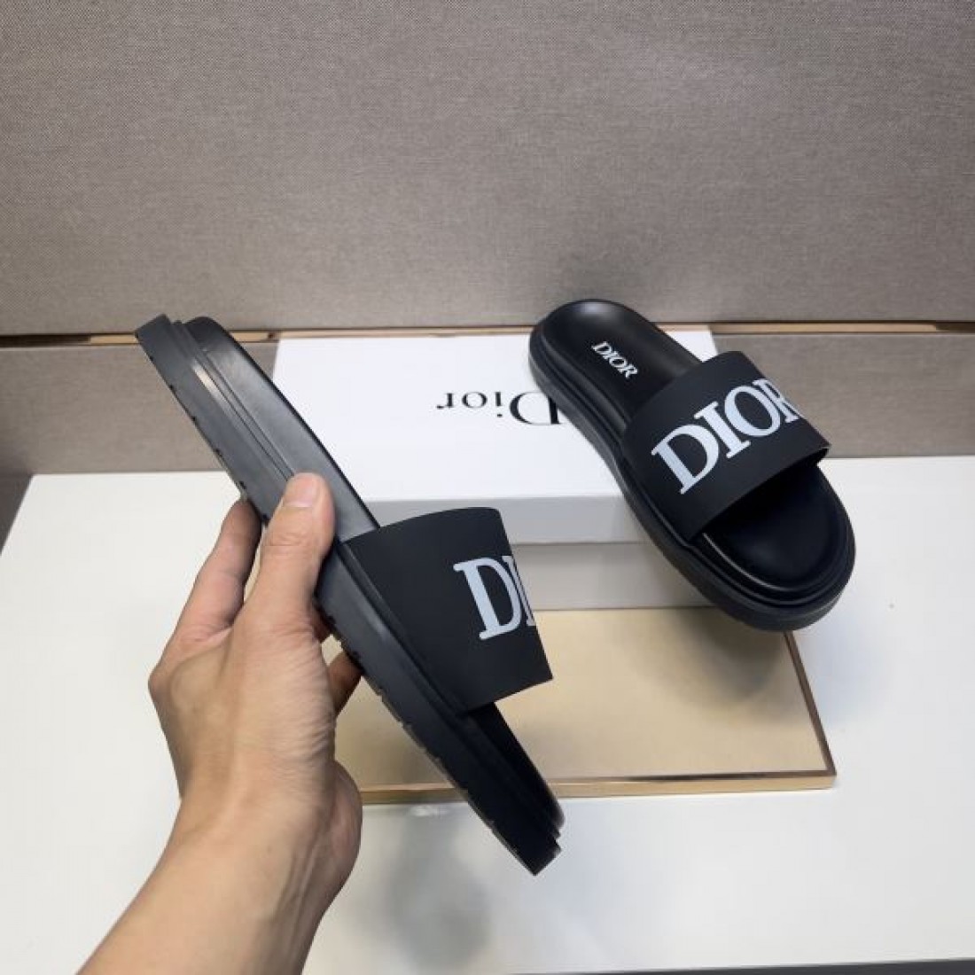 上質でリゾート感漂う DIOR ディオール コピー サンダル が注目の的