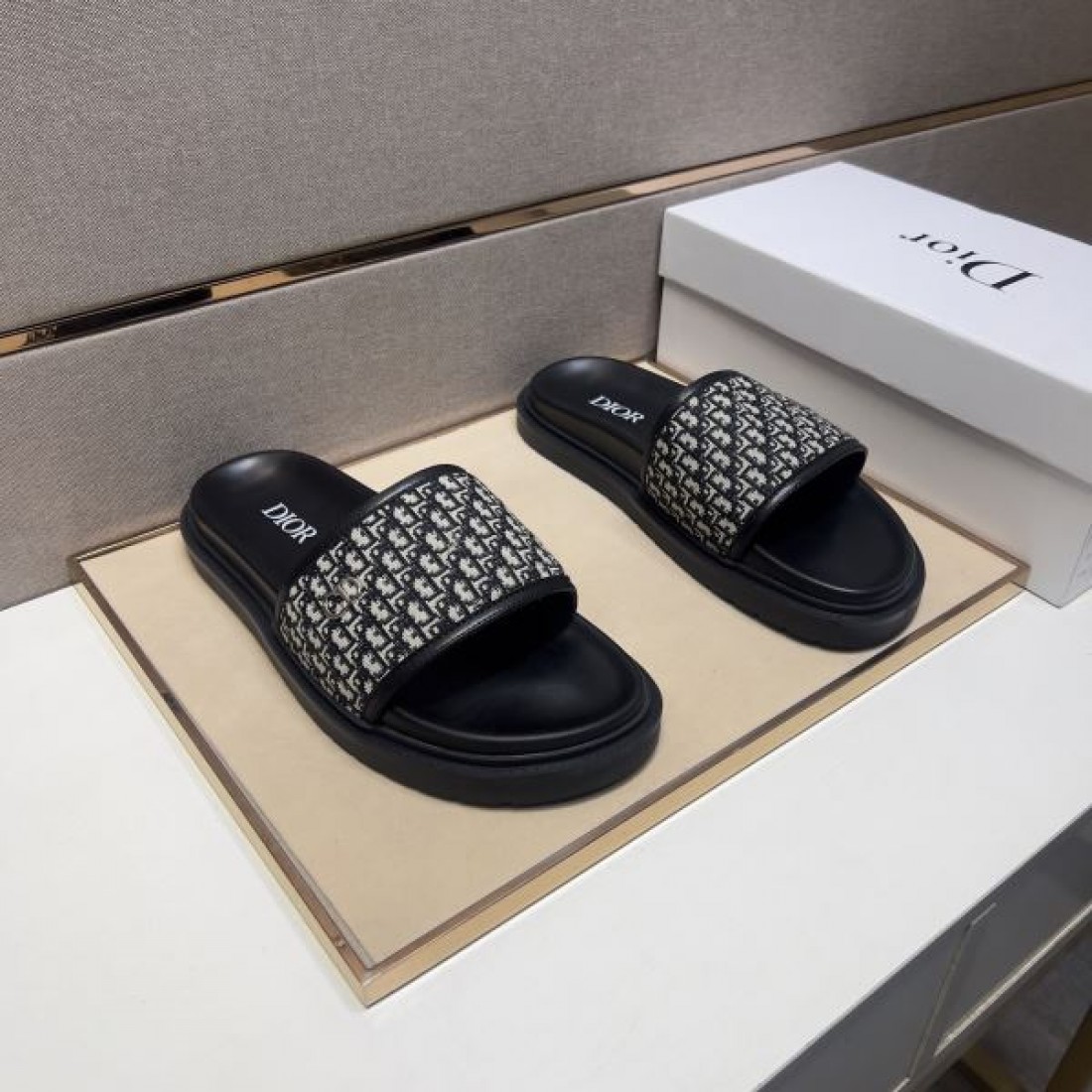 DIOR ディオール コピー サンダル フェミニンで華やかな 夏らしいデザイン