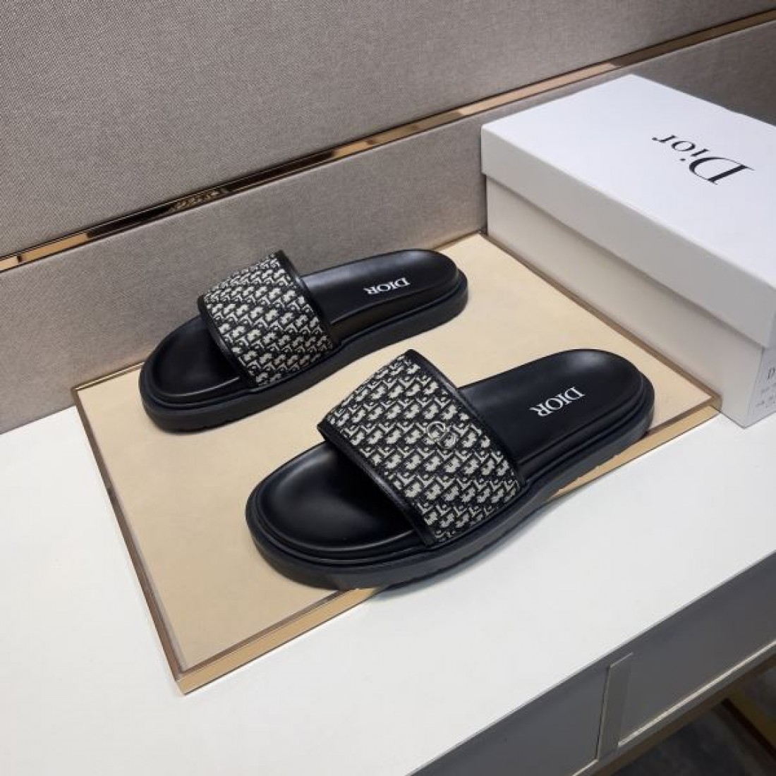 DIOR ディオール コピー サンダル フェミニンで華やかな 夏らしいデザイン