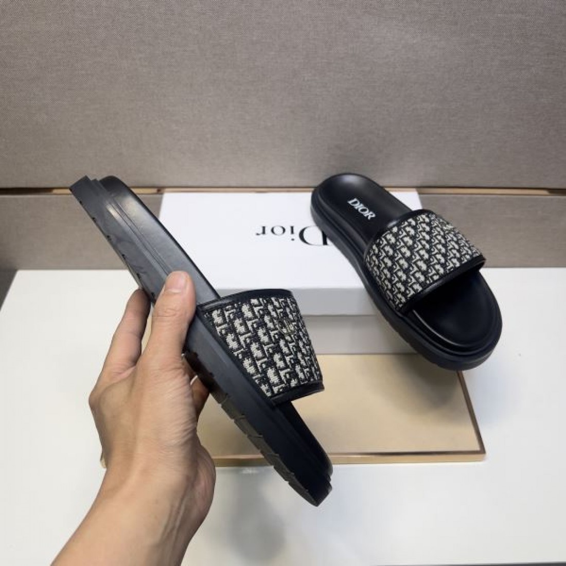 DIOR ディオール コピー サンダル フェミニンで華やかな 夏らしいデザイン