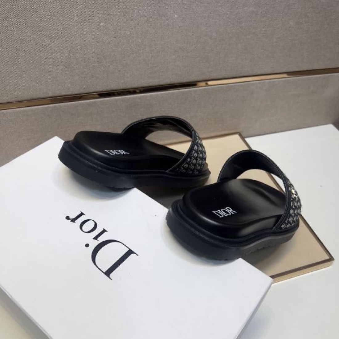 DIOR ディオール コピー サンダル フェミニンで華やかな 夏らしいデザイン