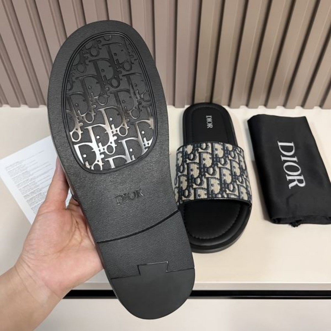 今季注目のDIOR ディオール コピー サンダル 軽やかで華やかなシルエット