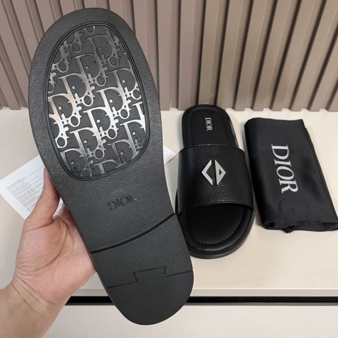話題のDIOR コピー サンダル ディオール魅力引き立つモダンなデザイン