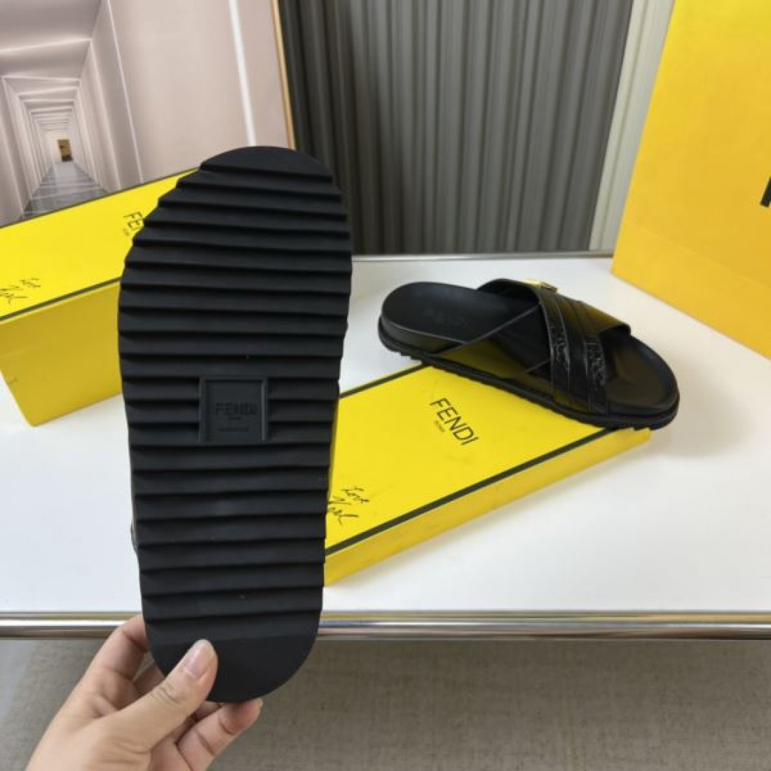  優雅で洗練された FENDI フェンデイ スーパーコピー サンダル