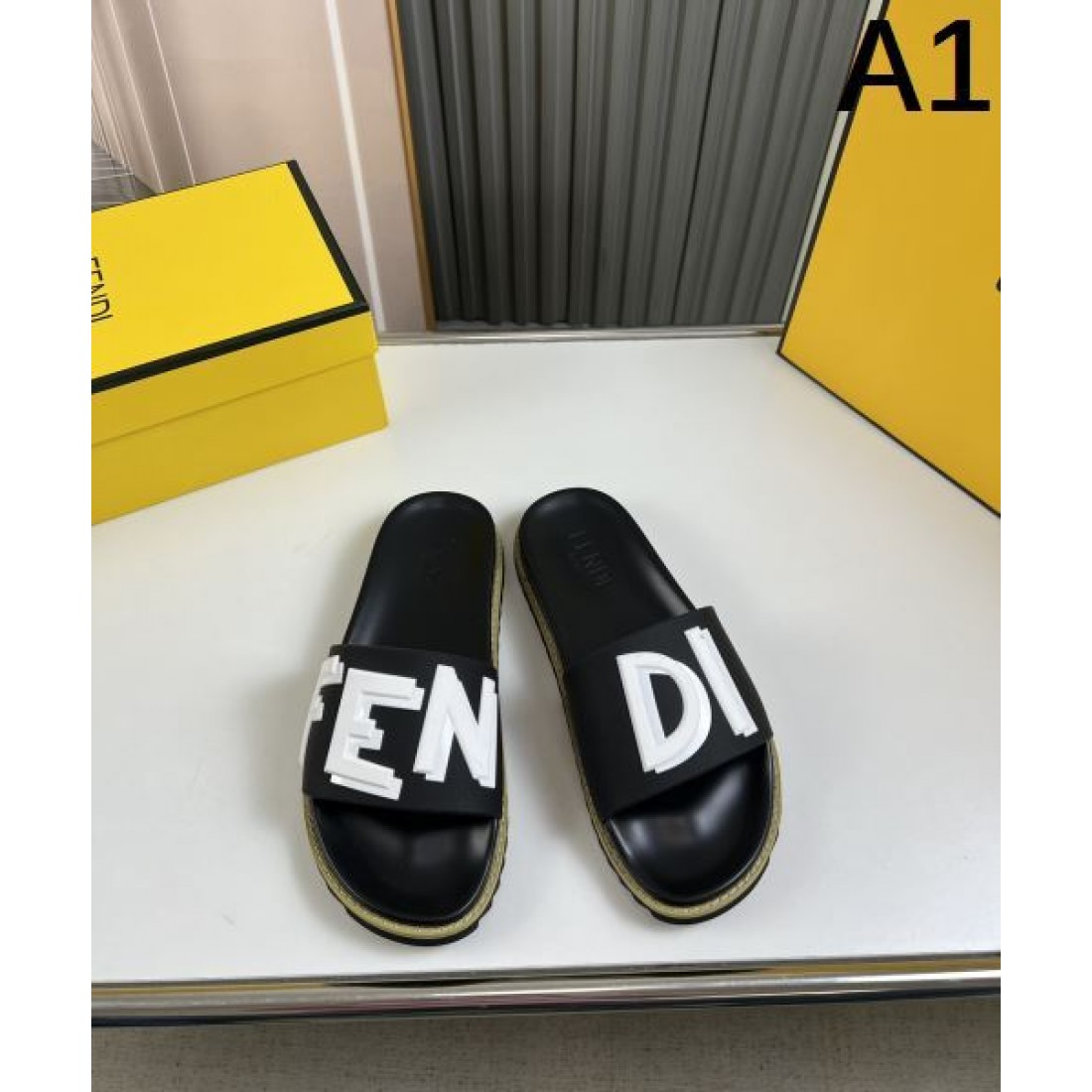 快適でエレガントな FENDI フェンデイ スーパーコピー サンダル
