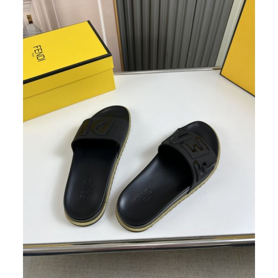  快適でエレガントな FENDI フェンデイ スーパーコピー サンダル