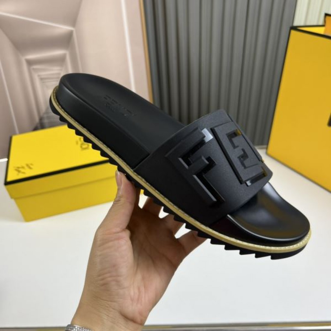  快適でエレガントな FENDI フェンデイ スーパーコピー サンダル