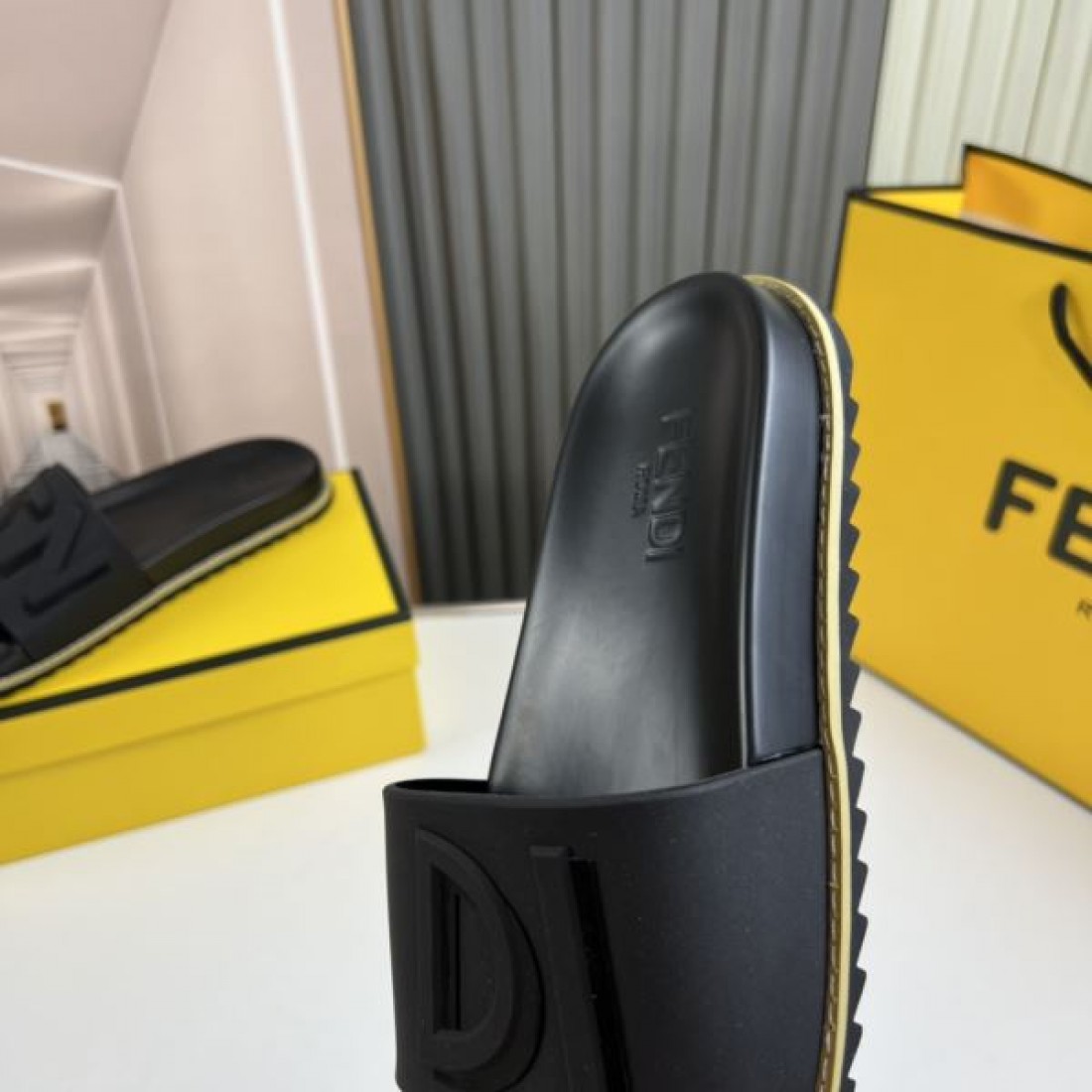  快適でエレガントな FENDI フェンデイ スーパーコピー サンダル