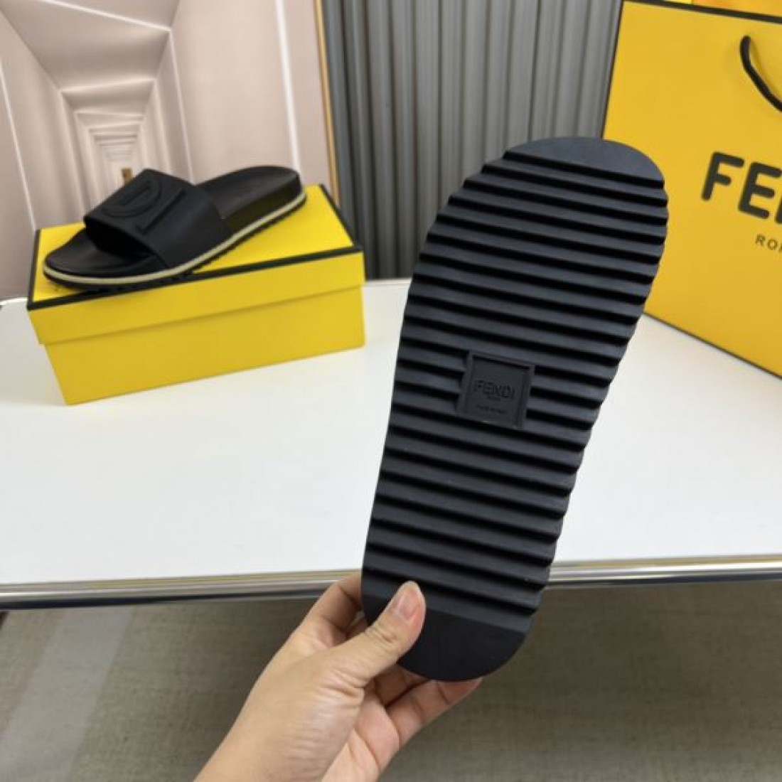  快適でエレガントな FENDI フェンデイ スーパーコピー サンダル