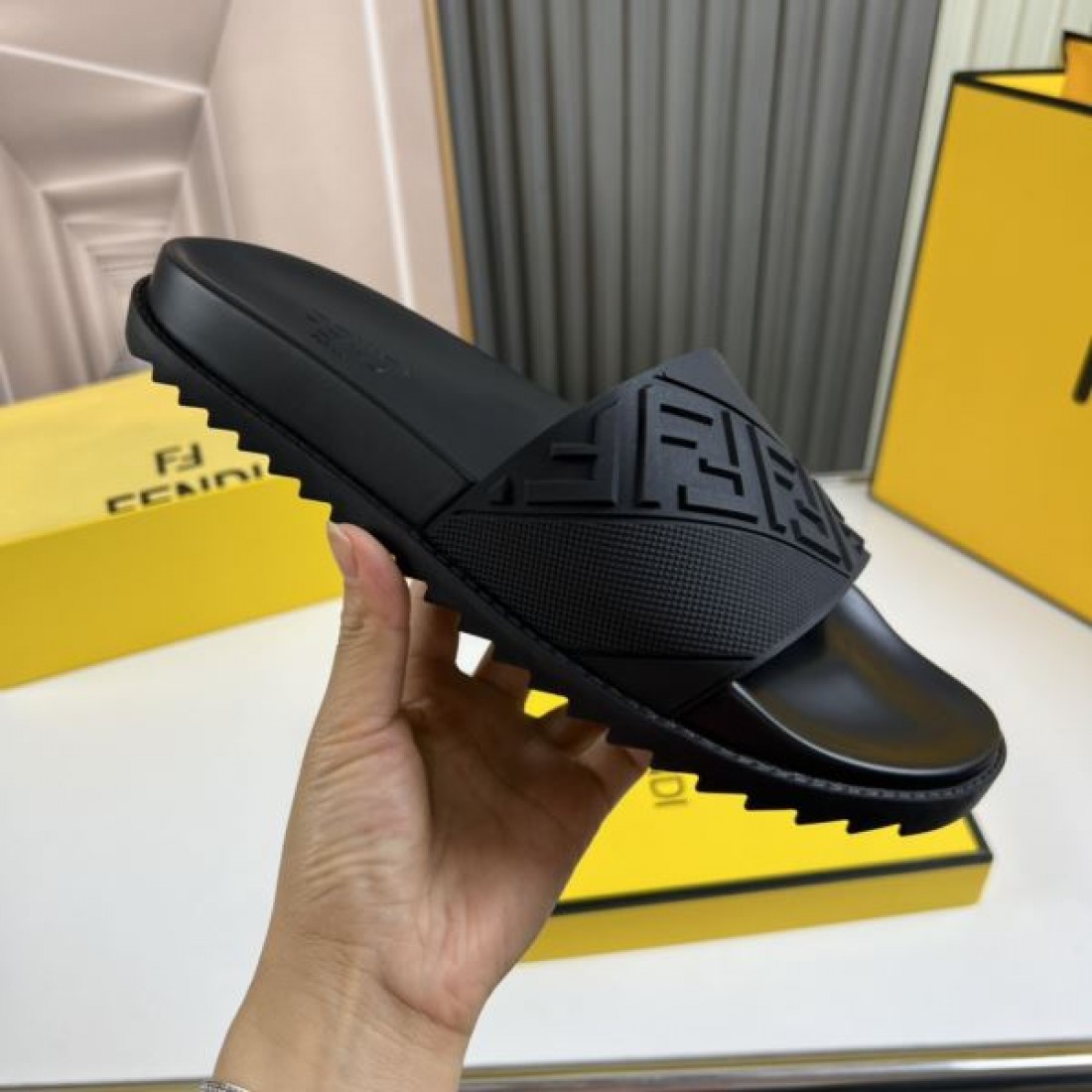  上品で洗練された FENDI フェンデイ スーパーコピー サンダル