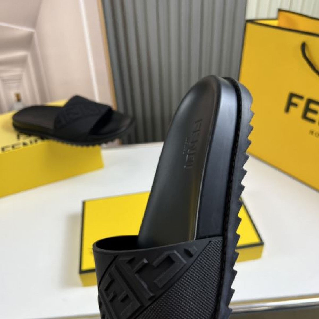  上品で洗練された FENDI フェンデイ スーパーコピー サンダル