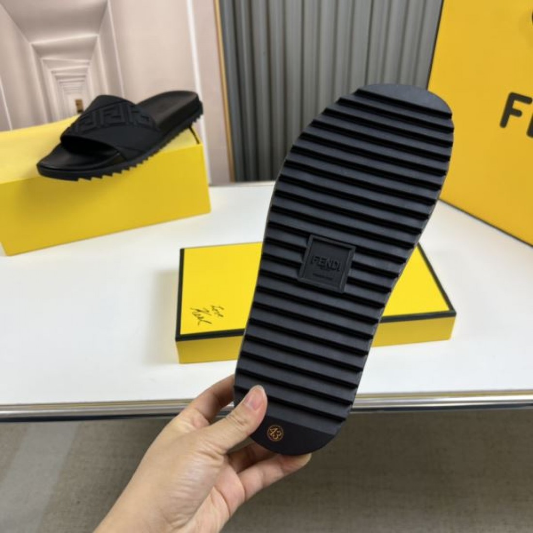  上品で洗練された FENDI フェンデイ スーパーコピー サンダル