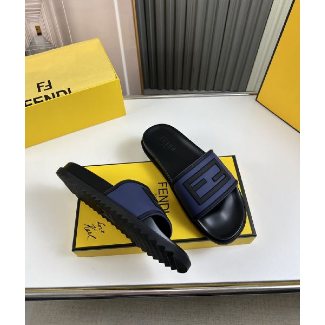 洗練された高級感あふれる FENDI フェンデイ スーパーコピー サンダル