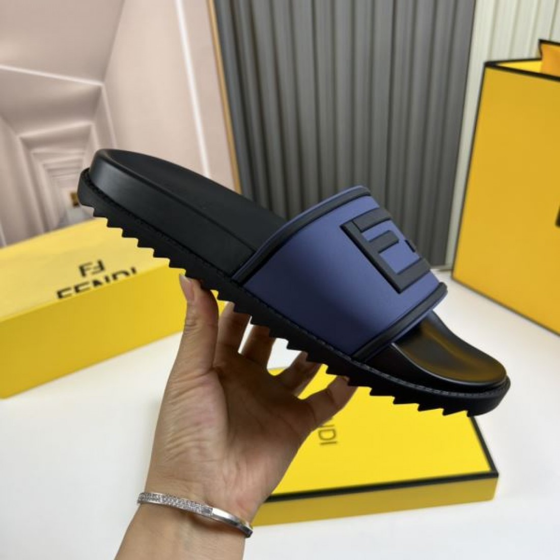 洗練された高級感あふれる FENDI フェンデイ スーパーコピー サンダル