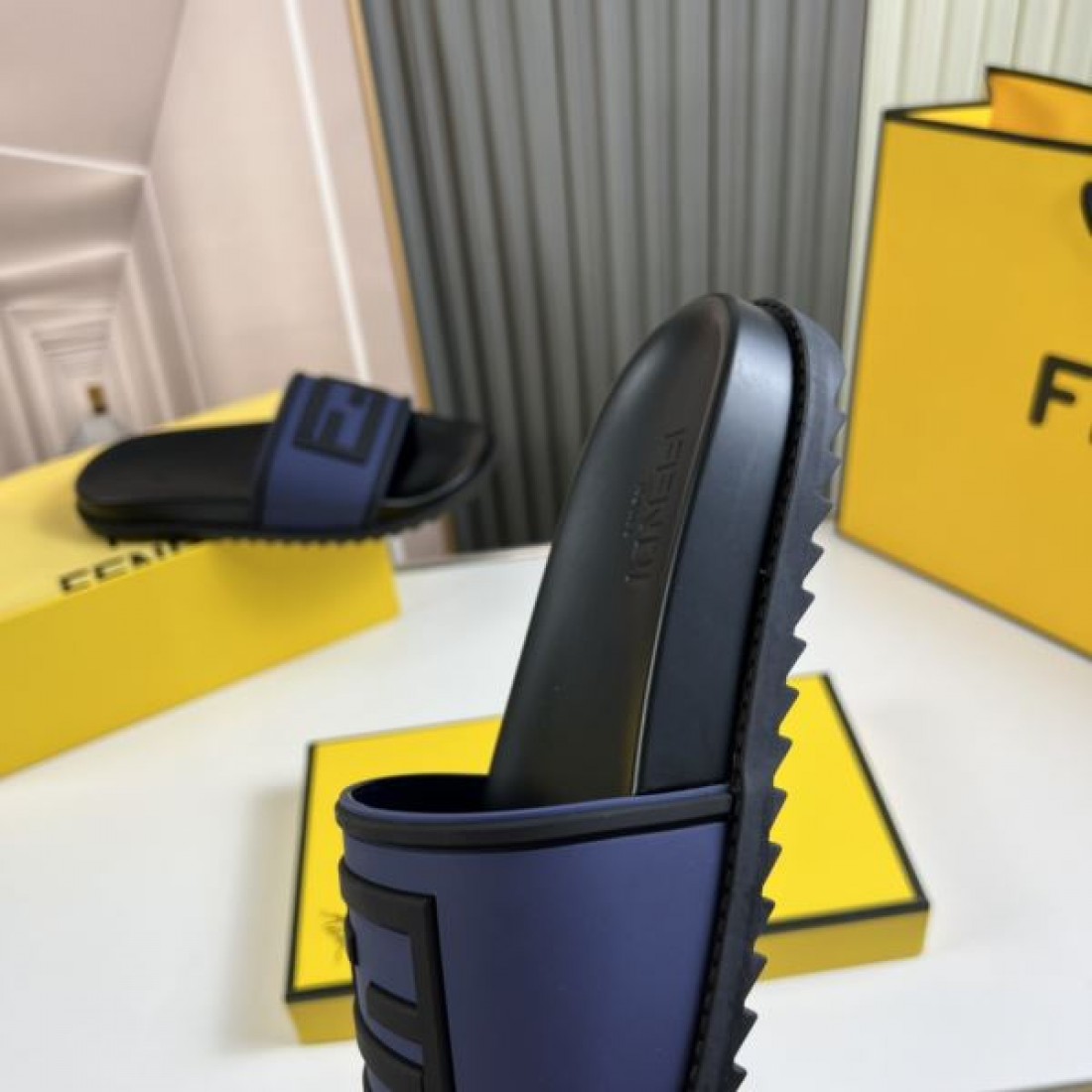 洗練された高級感あふれる FENDI フェンデイ スーパーコピー サンダル
