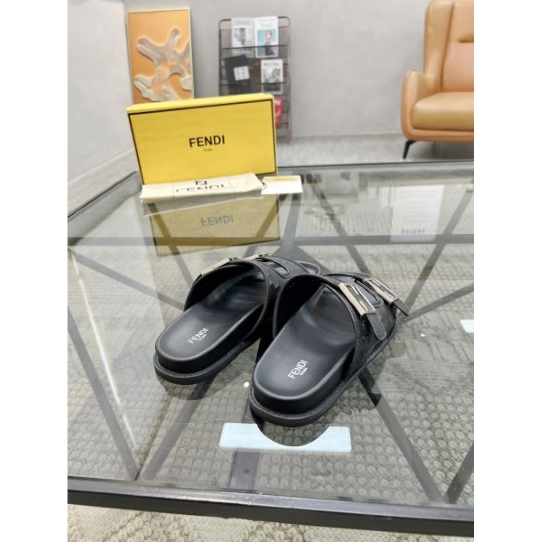 爽やかで高級感あふれる フェンデイ コピー サンダル FENDI 今注目の逸品