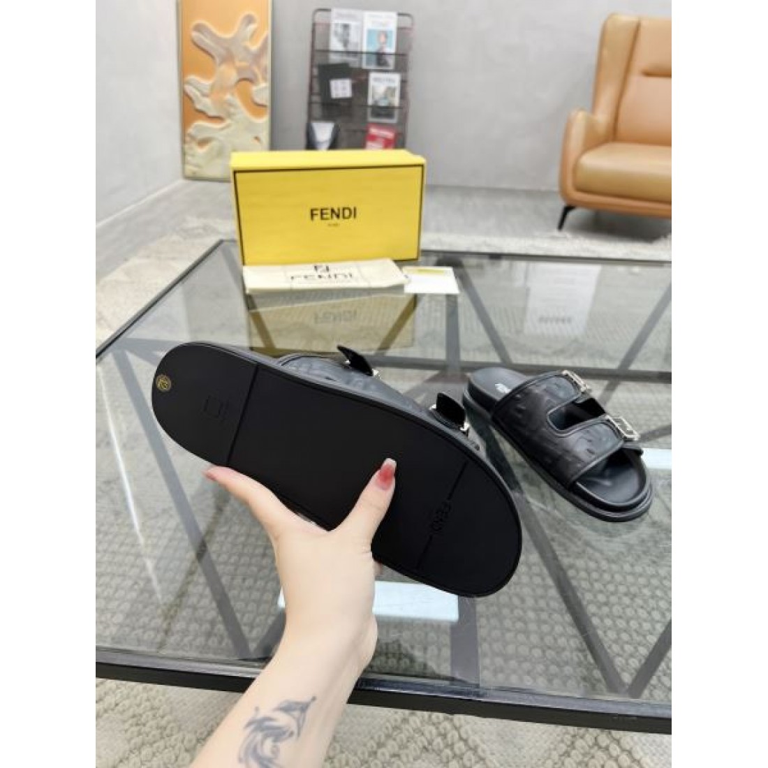 爽やかで高級感あふれる フェンデイ コピー サンダル FENDI 今注目の逸品