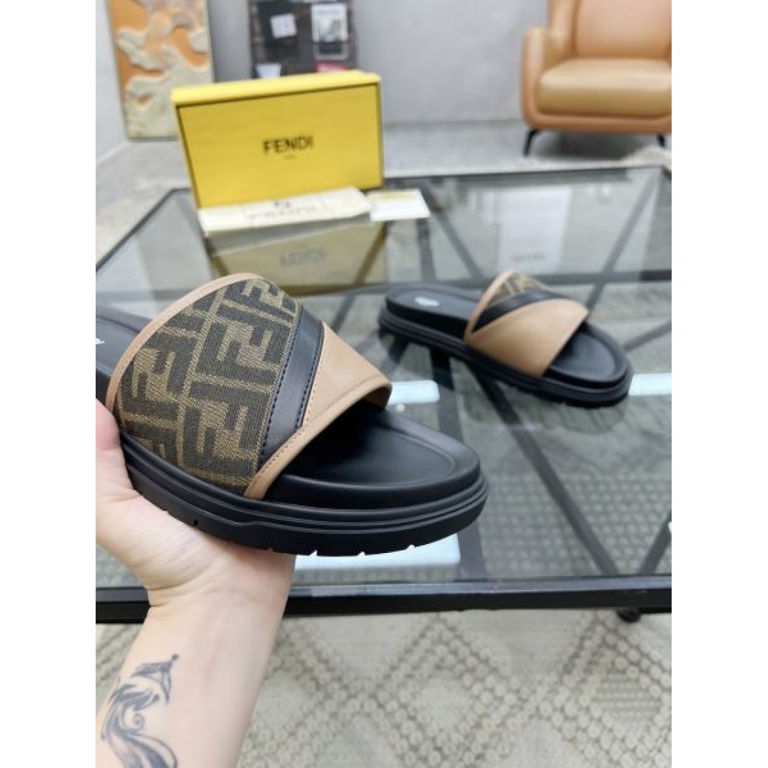 FENDI 夏らしい軽やかさと洗練を兼ね備えた フェンデイ コピー サンダル