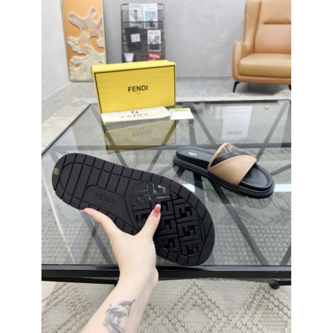FENDI 夏らしい軽やかさと洗練を兼ね備えた フェンデイ コピー サンダル
