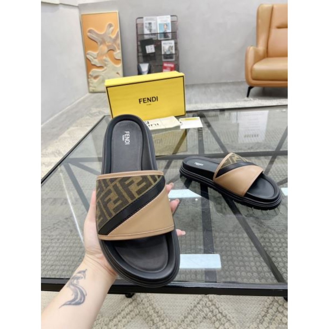FENDI 夏らしい軽やかさと洗練を兼ね備えた フェンデイ コピー サンダル