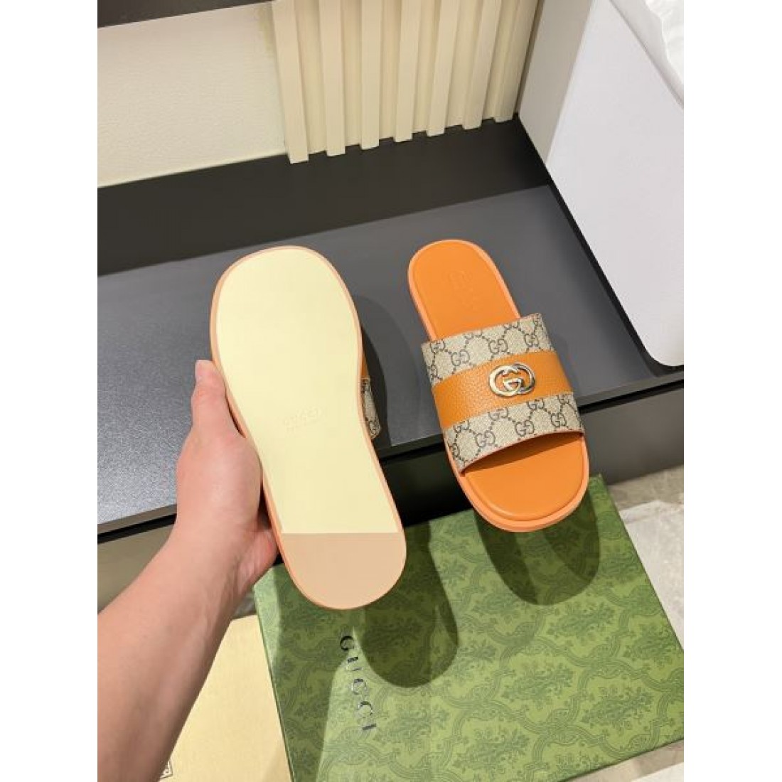 グッチ コピー サンダル GUCCIナチュラルで洗練された大人の一足