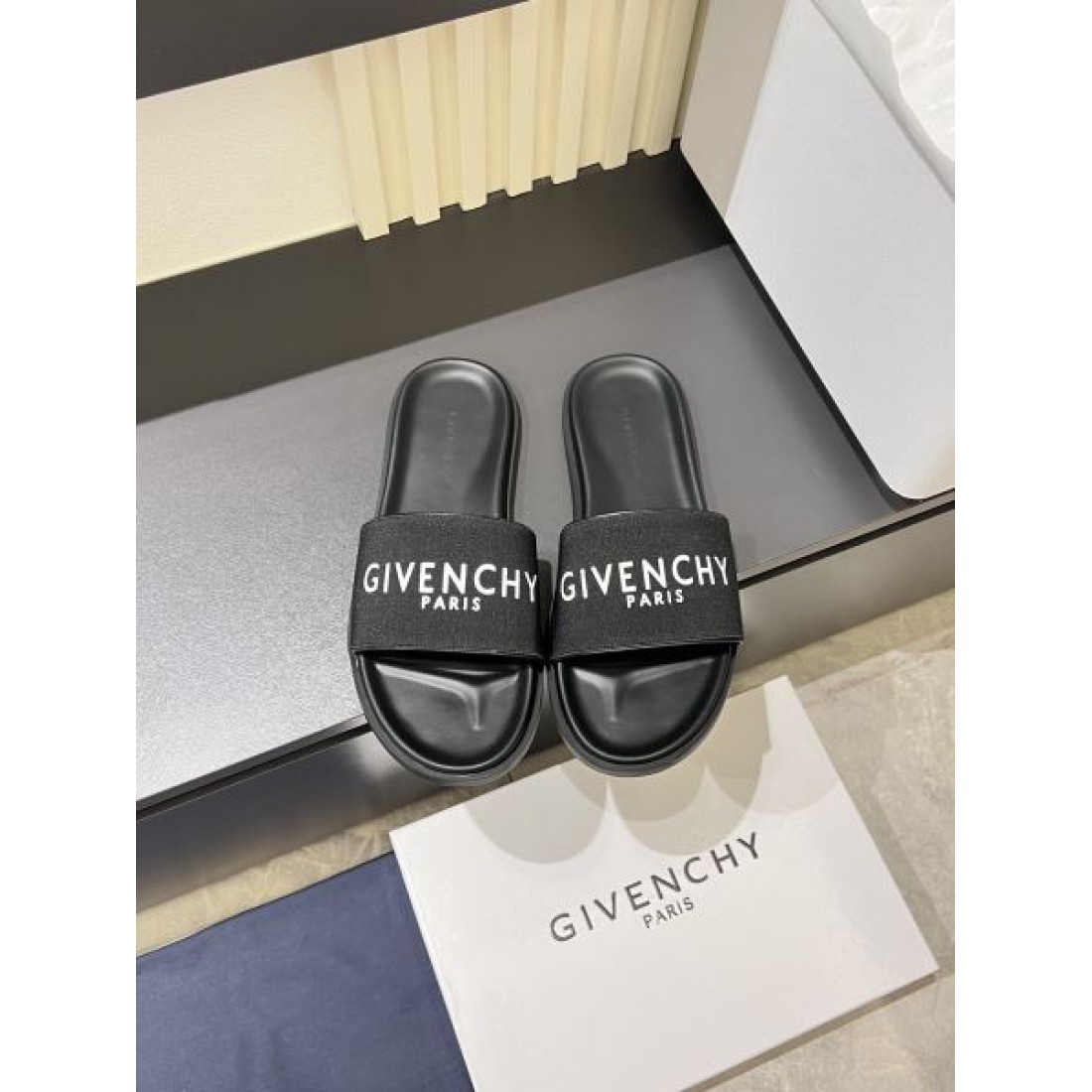 今季イチオシ GIVENCHY ジバンシィ コピー メンズ用 サンダル 季節感たっぷり