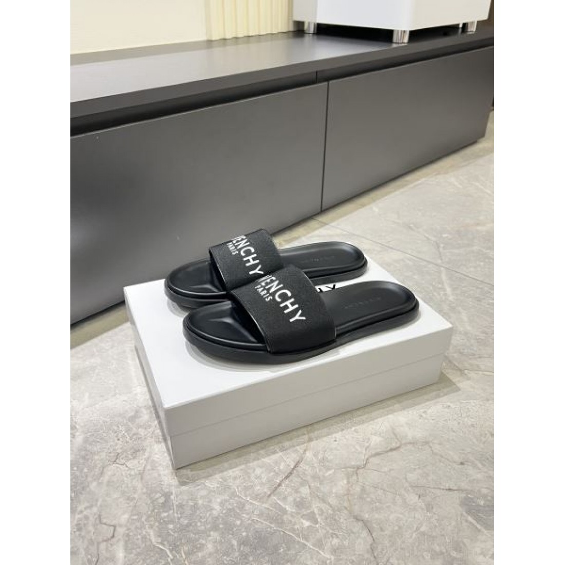 今季イチオシ GIVENCHY ジバンシィ コピー メンズ用 サンダル 季節感たっぷり