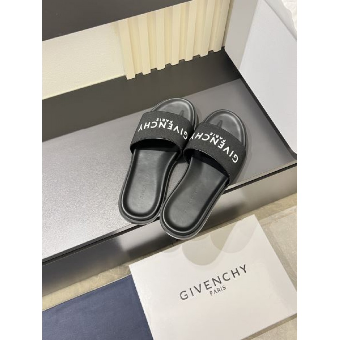 今季イチオシ GIVENCHY ジバンシィ コピー メンズ用 サンダル 季節感たっぷり