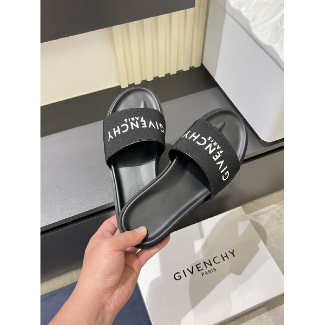 今季イチオシ GIVENCHY ジバンシィ コピー メンズ用 サンダル 季節感たっぷり