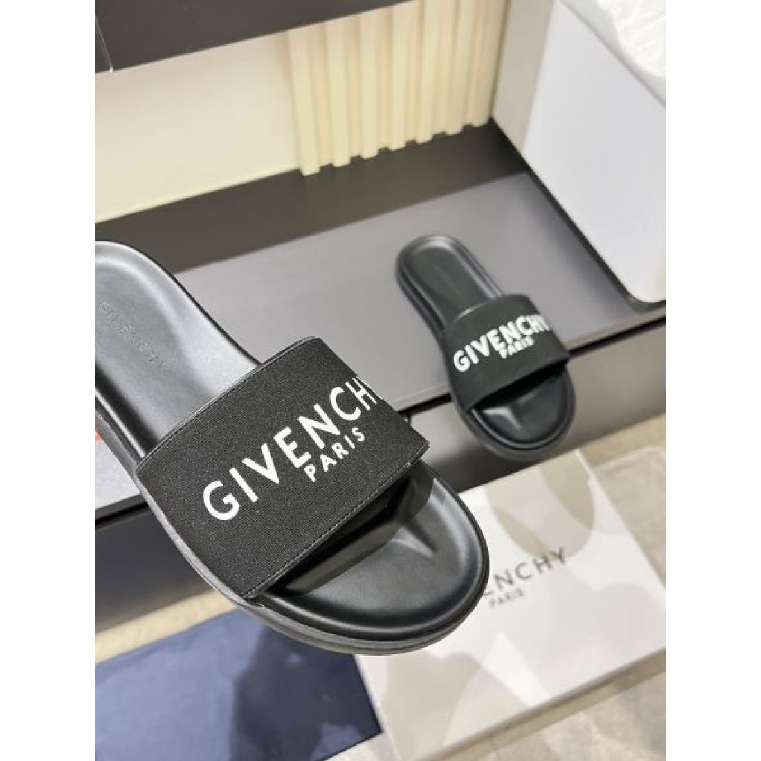 今季イチオシ GIVENCHY ジバンシィ コピー メンズ用 サンダル 季節感たっぷり