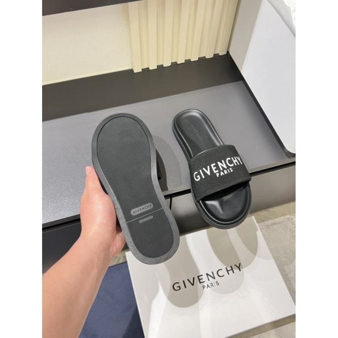 今季イチオシ GIVENCHY ジバンシィ コピー メンズ用 サンダル 季節感たっぷり
