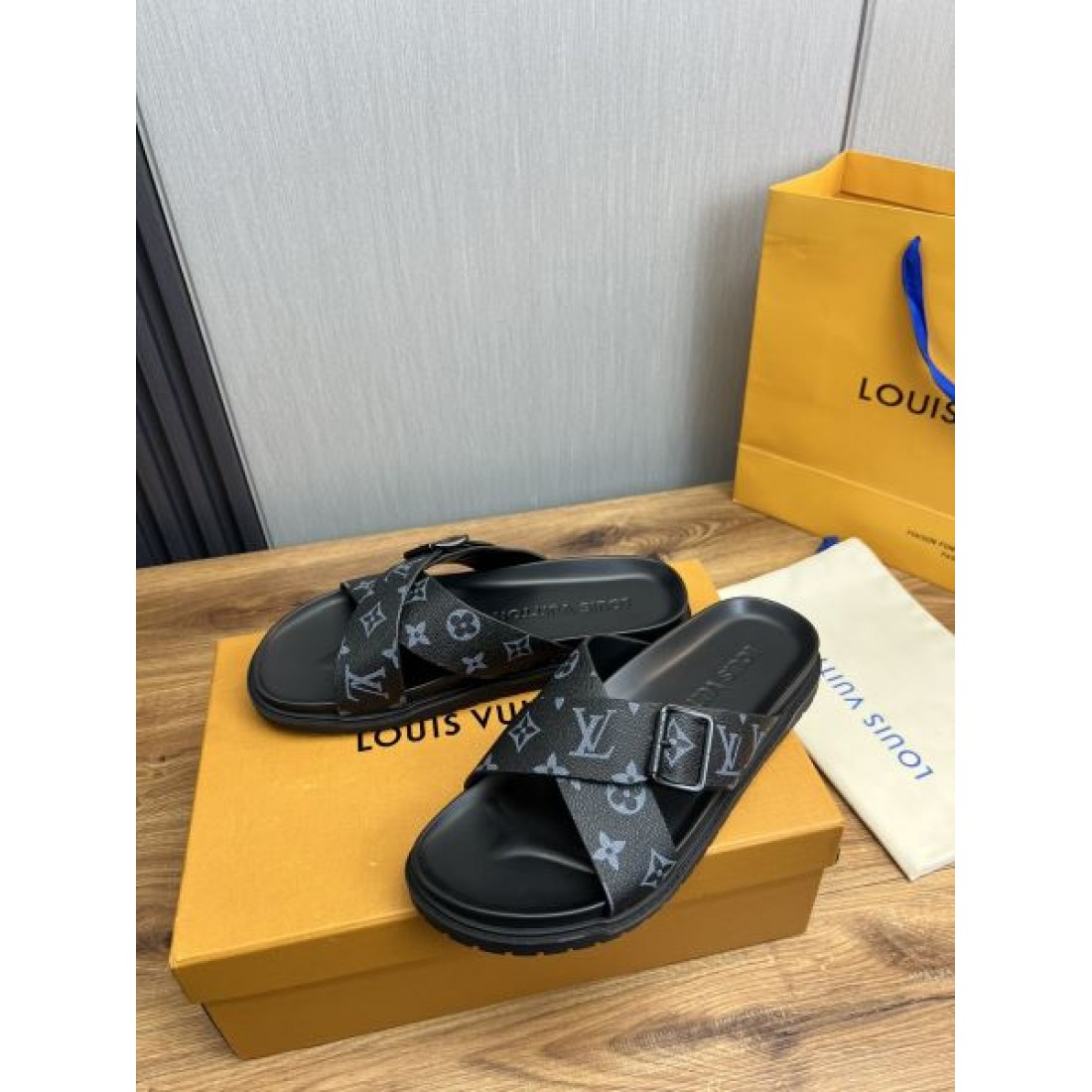 ルイヴィトン コピー サンダル LOUIS VUITTON 大胆で洗練された美しさが光る