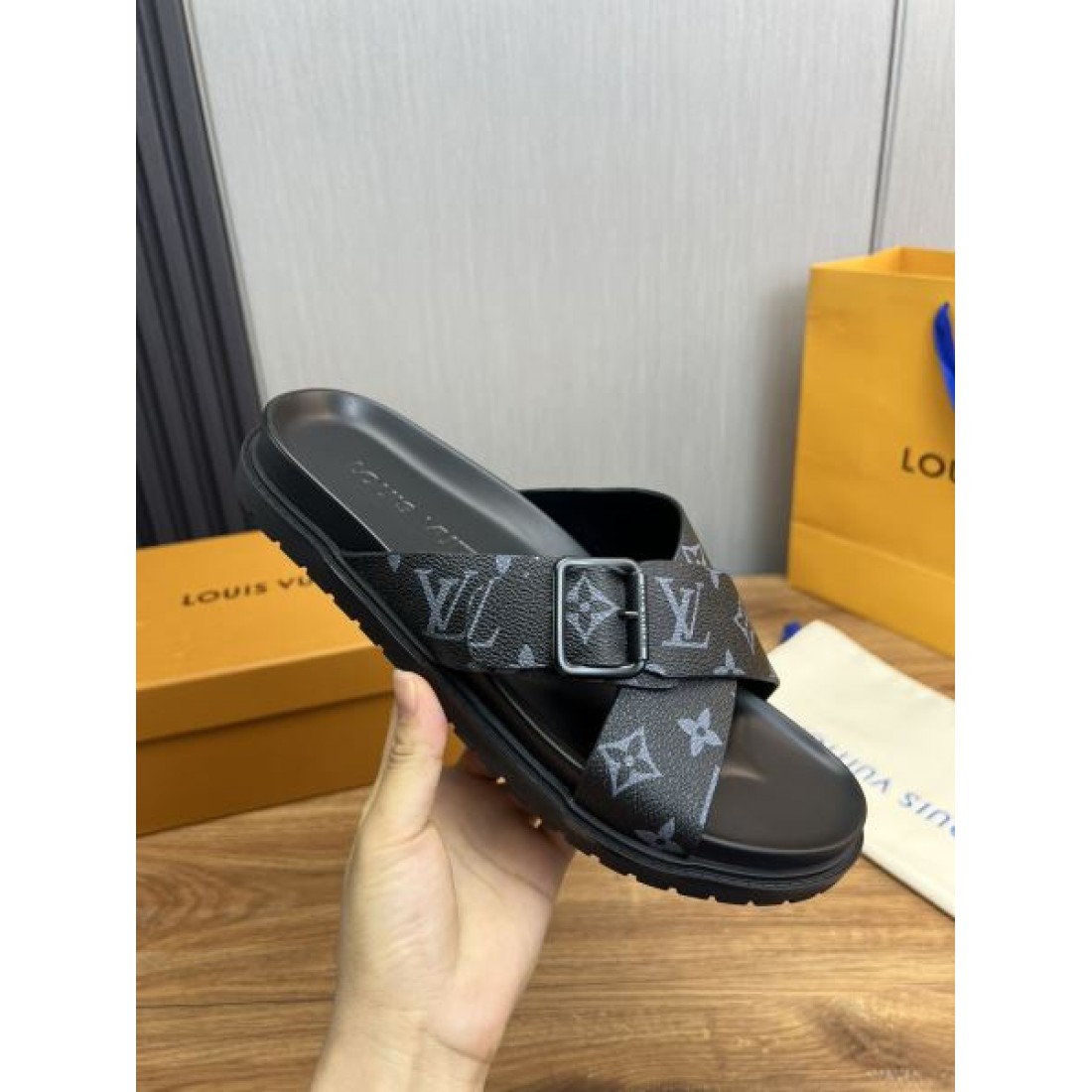 ルイヴィトン コピー サンダル LOUIS VUITTON 大胆で洗練された美しさが光る