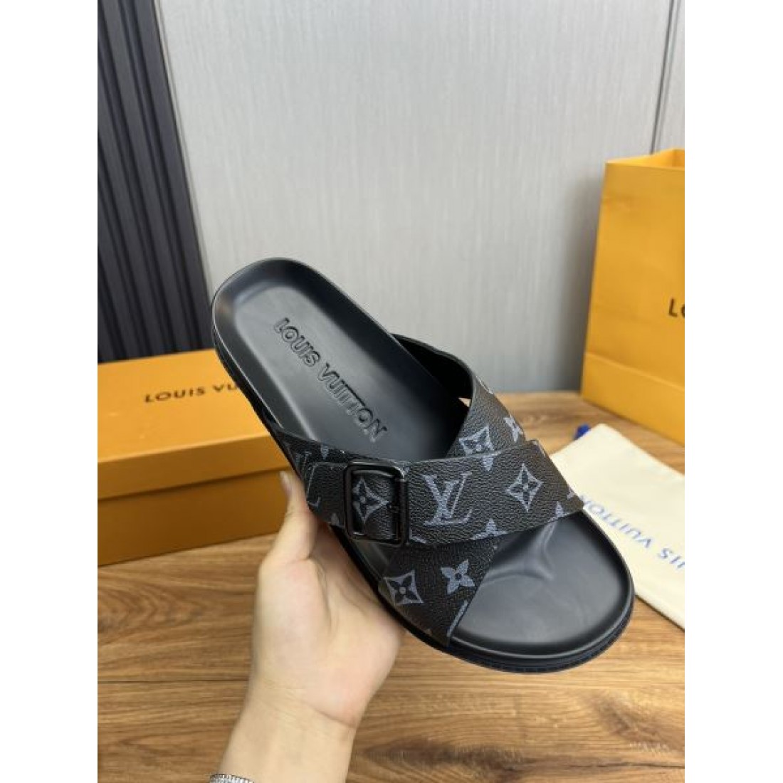ルイヴィトン コピー サンダル LOUIS VUITTON 大胆で洗練された美しさが光る