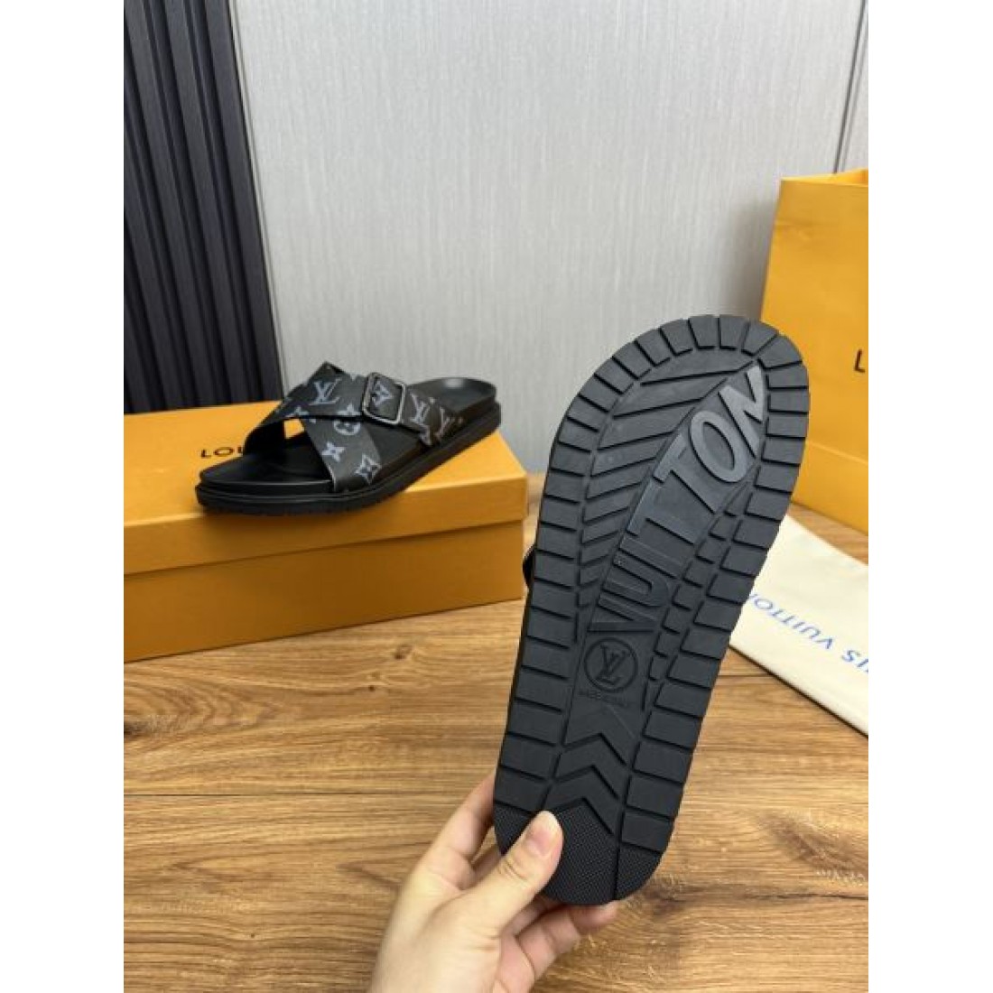 ルイヴィトン コピー サンダル LOUIS VUITTON 大胆で洗練された美しさが光る