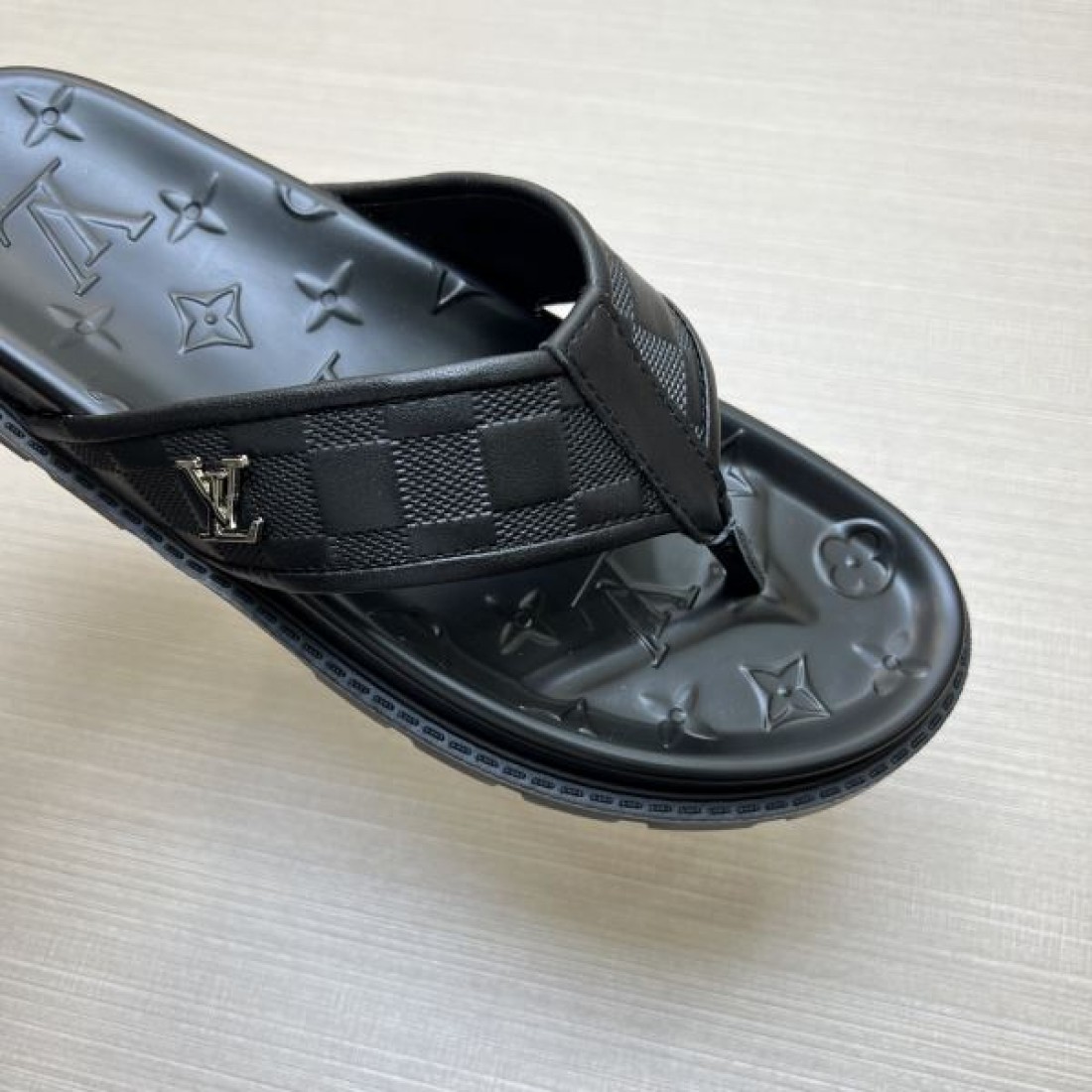 海外セレブ風コーデ LOUIS VUITTON ルイヴィトン コピー メンズ用 サンダル 高級感漂うデザイン