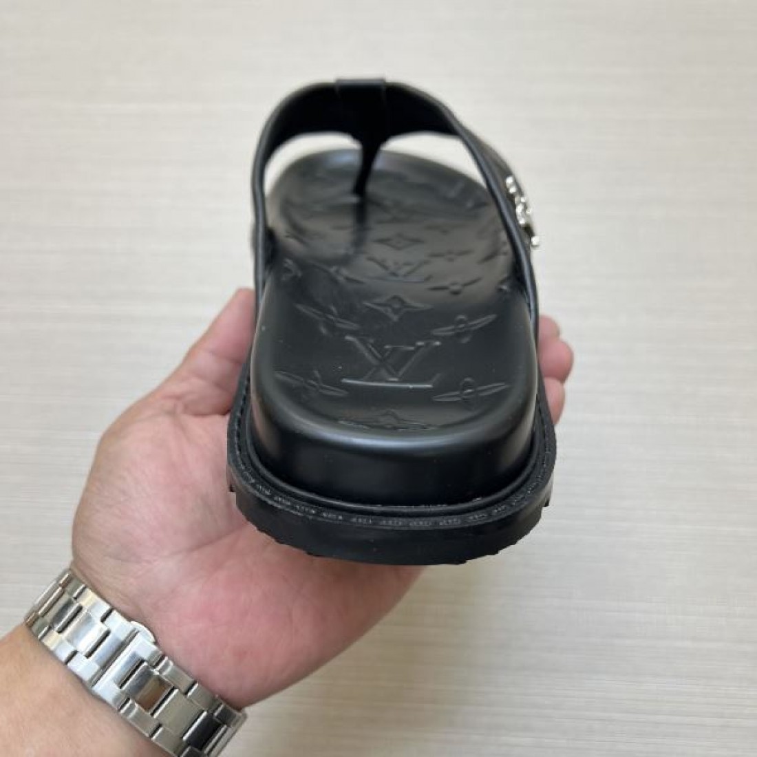 海外セレブ風コーデ LOUIS VUITTON ルイヴィトン コピー メンズ用 サンダル 高級感漂うデザイン