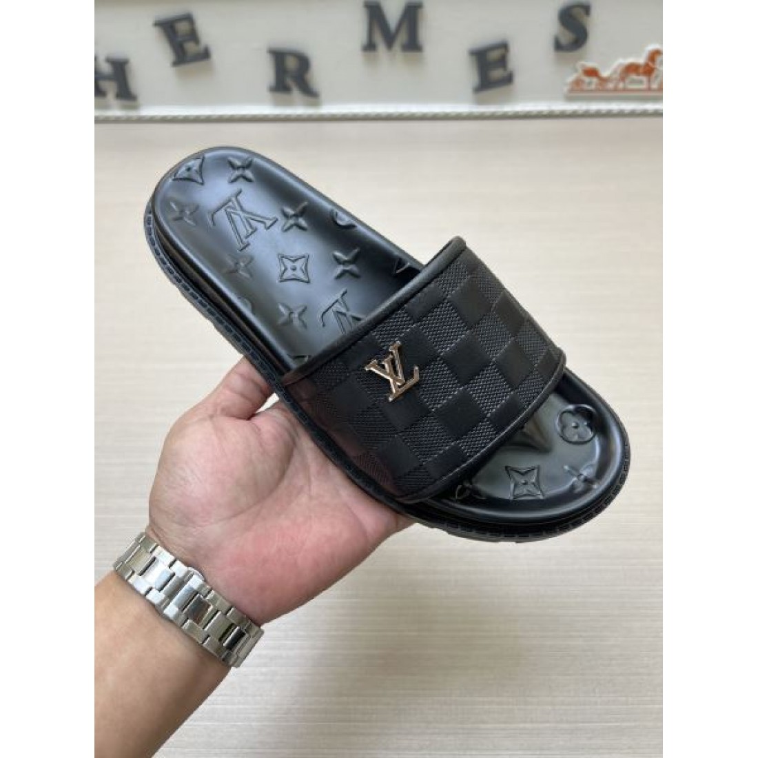 スタイリッシュなスタイル LOUIS VUITTON ルイヴィトン コピー メンズ用 サンダル 一瞬で華やぐ