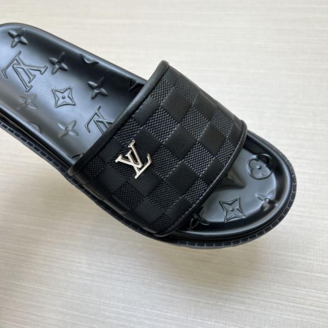 スタイリッシュなスタイル LOUIS VUITTON ルイヴィトン コピー メンズ用 サンダル 一瞬で華やぐ