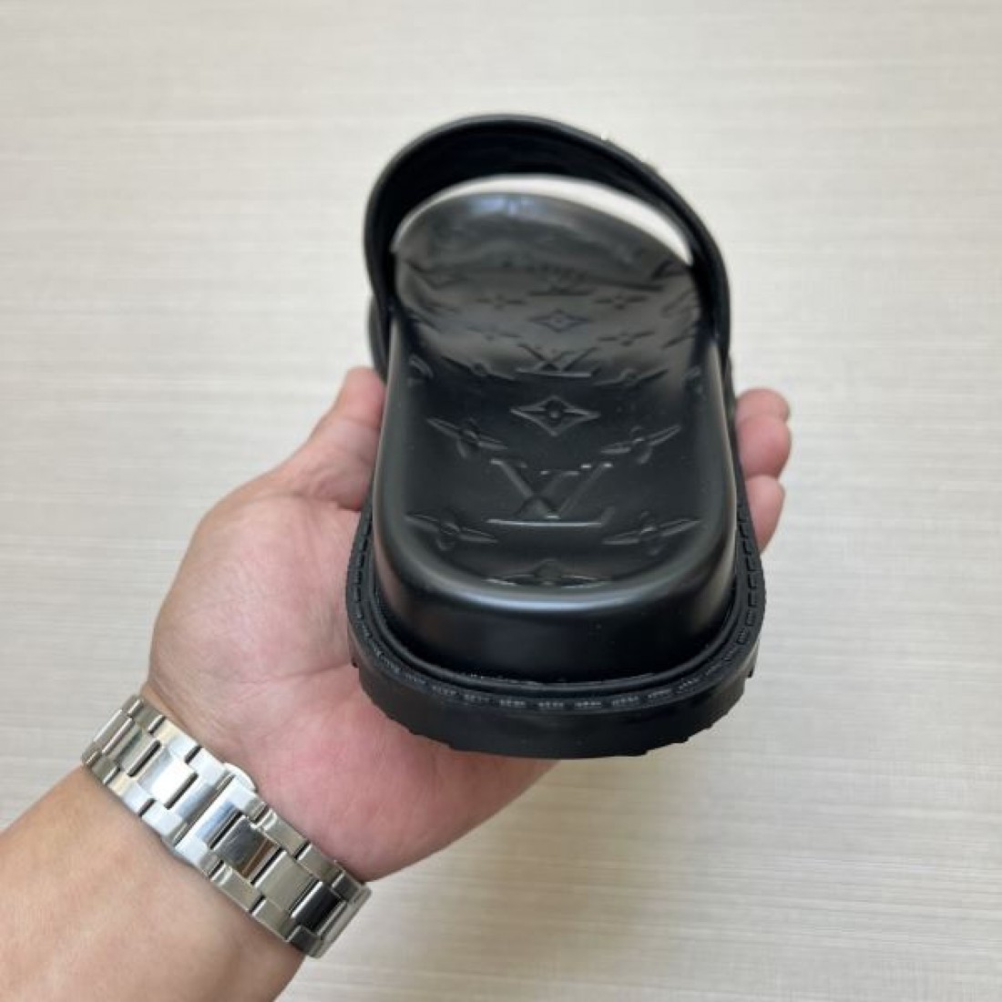 スタイリッシュなスタイル LOUIS VUITTON ルイヴィトン コピー メンズ用 サンダル 一瞬で華やぐ