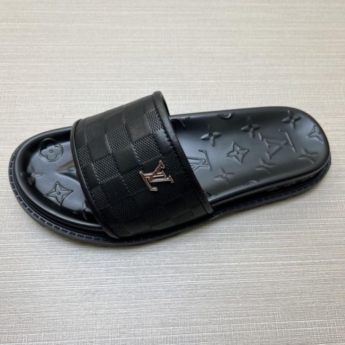スタイリッシュなスタイル LOUIS VUITTON ルイヴィトン コピー メンズ用 サンダル 一瞬で華やぐ