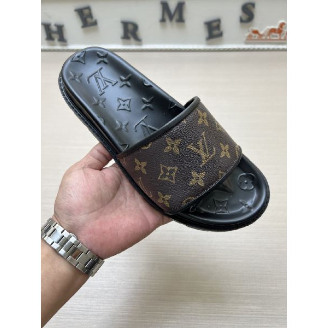 ファッション好き必見 LOUIS VUITTON ルイヴィトン コピー メンズ用 サンダル SNS映え抜群