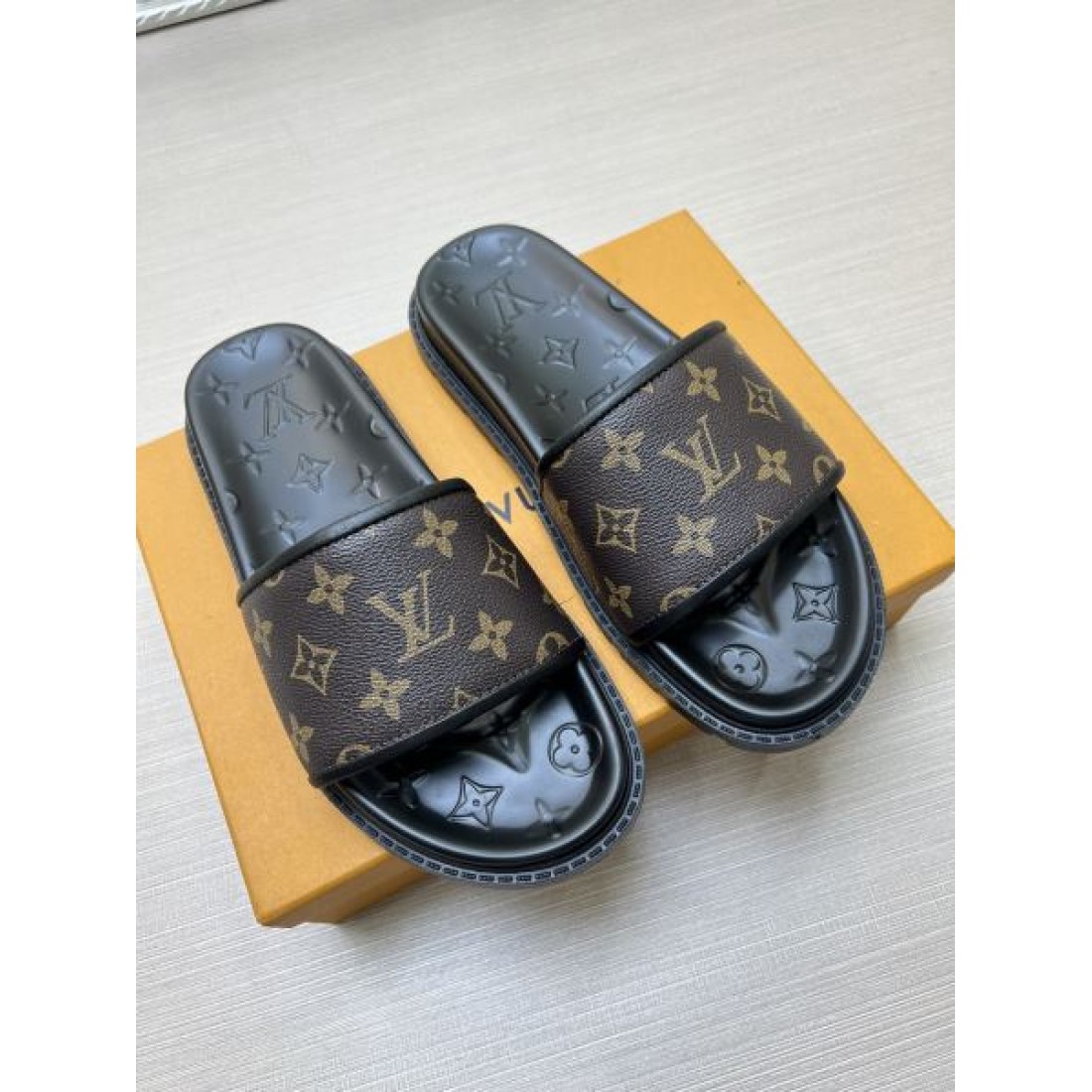 ファッション好き必見 LOUIS VUITTON ルイヴィトン コピー メンズ用 サンダル SNS映え抜群