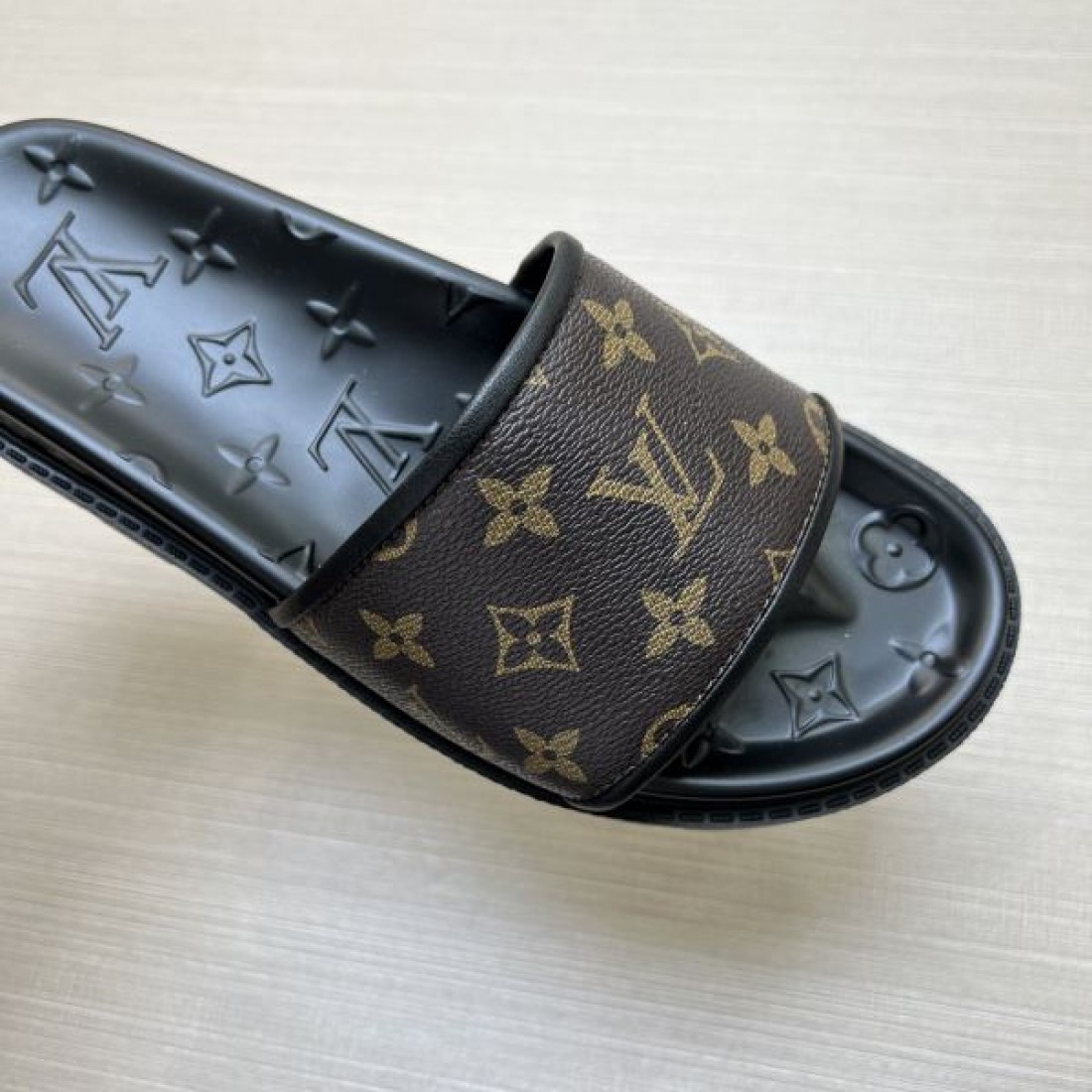 ファッション好き必見 LOUIS VUITTON ルイヴィトン コピー メンズ用 サンダル SNS映え抜群